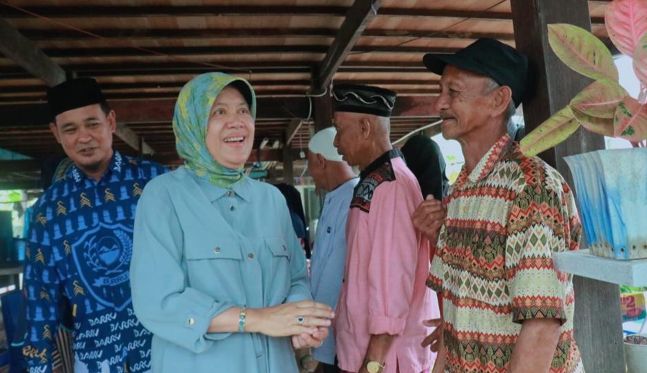 Hasnah Bantu Nelayan Terdampak Cuaca Ekstrem di Barru